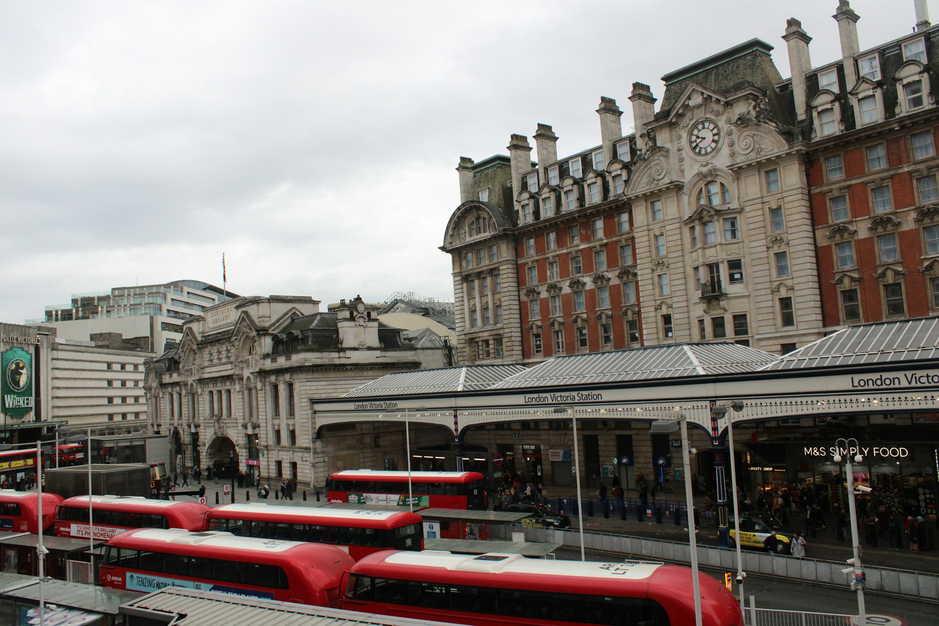 london victoria station luggage storage